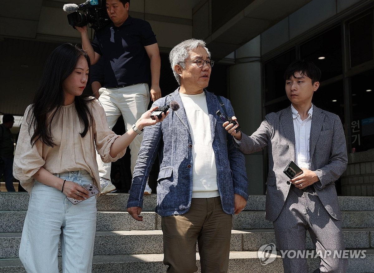 법원 나서는 최강욱 전 의원.(사진=연합뉴스)