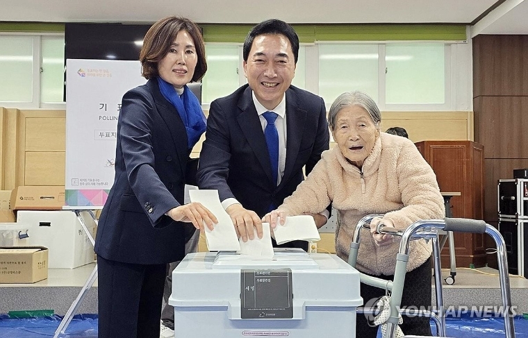 박수현 (가운데) 국회의원 (사진=연합뉴스)