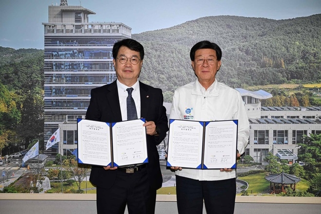 정종복 기장군수(사진우측)와 한웅구 한국공인중개사협회 기장군지회장이 업무협약을 체결하고 기념촬영을 하고 있다.(사진제공=부산 기장군)