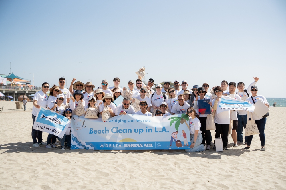 봉사활동에 참여한 양사 임직원들이 기념사진을 촬영하는 모습.(사진=대한항공)