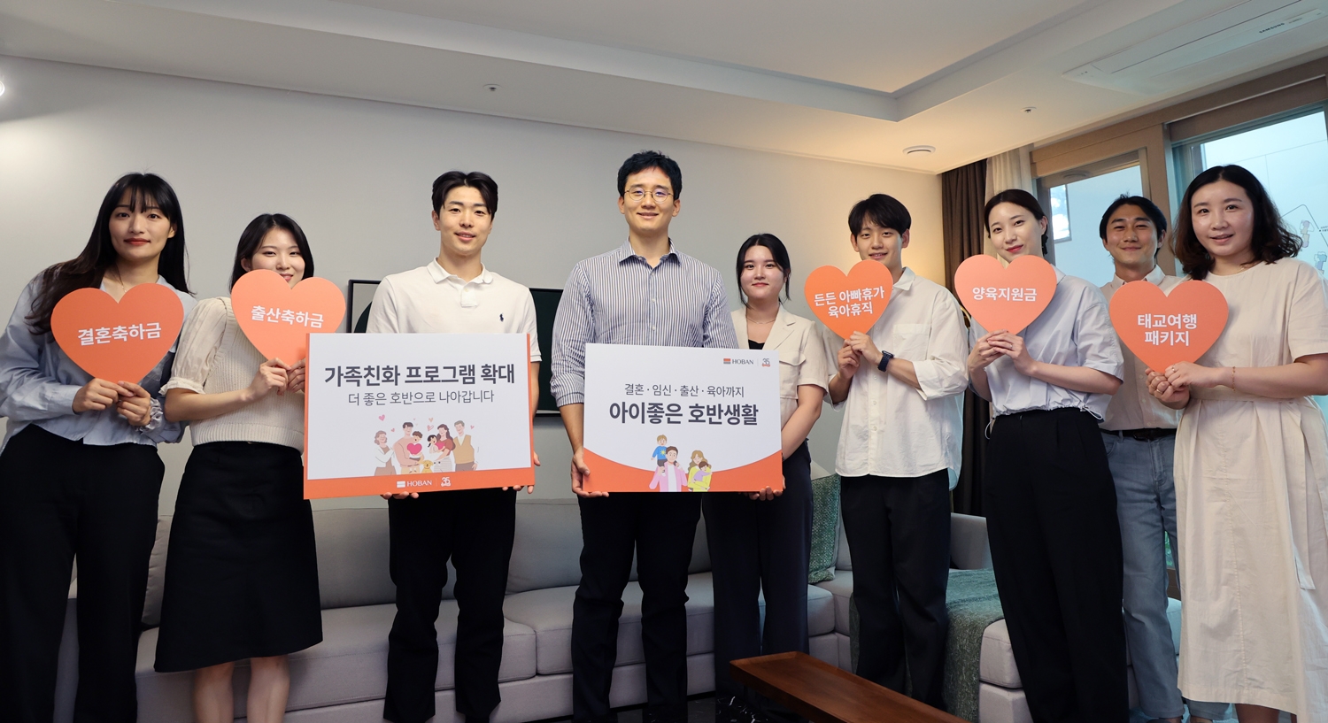 (왼쪽에서 네 번째) 호반그룹 김대헌 기획총괄사장.(사진=호반그룹)