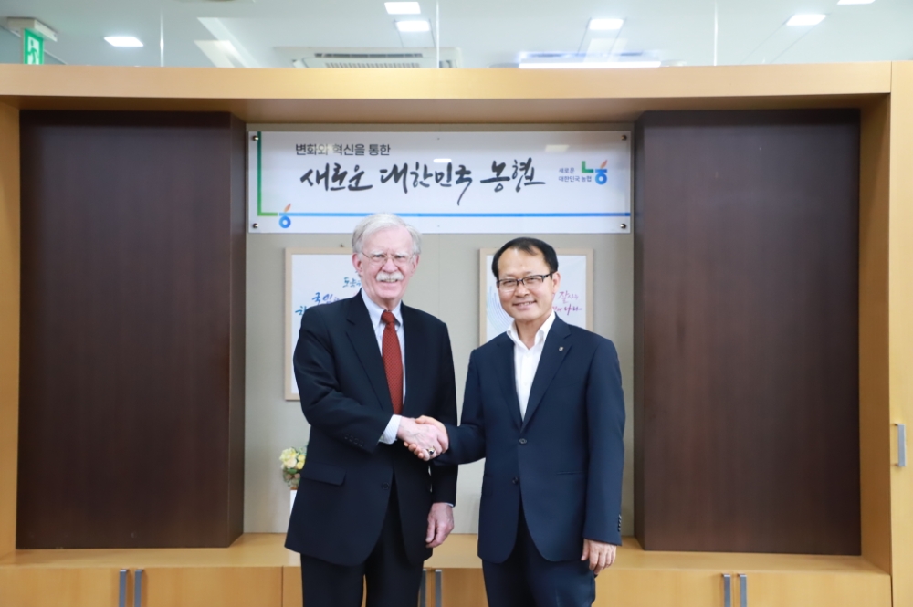 여영현 상호금융대표이사(오른쪽)은 24일 서울 중구 농협중앙회 본관에서 존 볼턴 수석고문(왼쪽)을 접견했다. 사진=농협중앙회