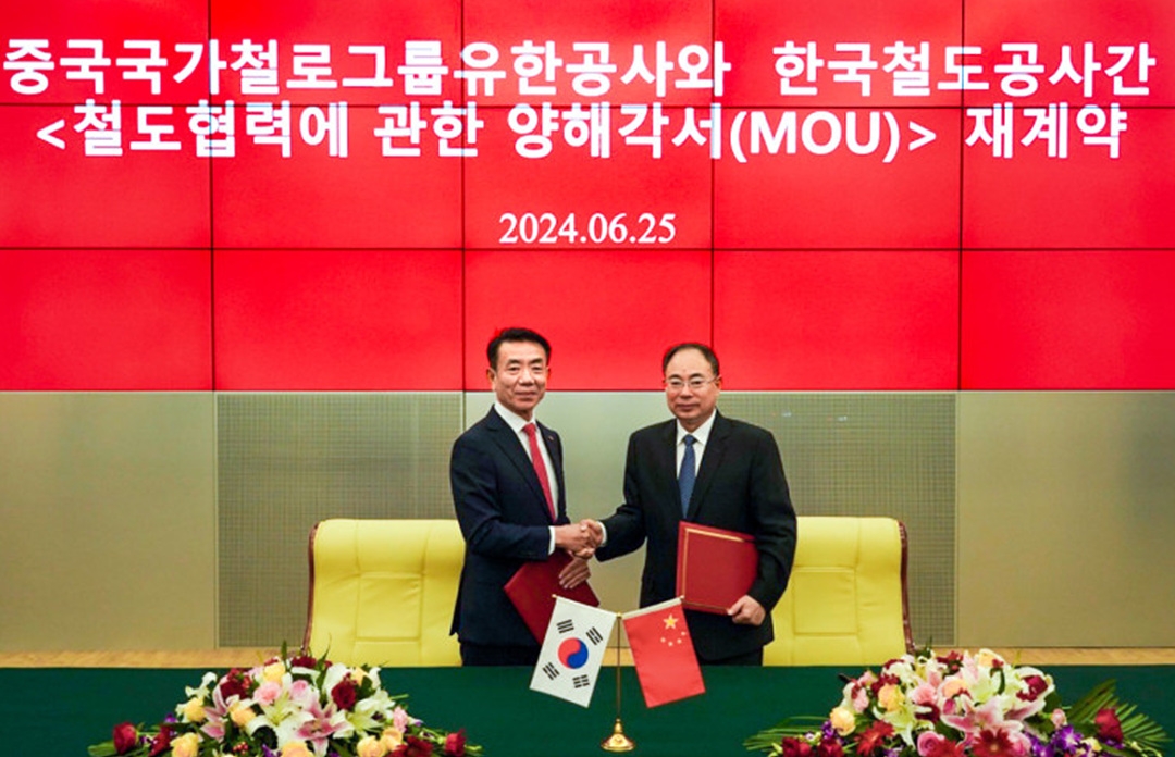 한문희 코레일 사장(사진 왼쪽)이 25일 중국 베이징에서 유진방 중국국가철로그룹유한공사(CR) 회장(사진 오른쪽)과 만나 ‘철도 협력에 관한 업무협약’을 체결했다.(사진=코레일)