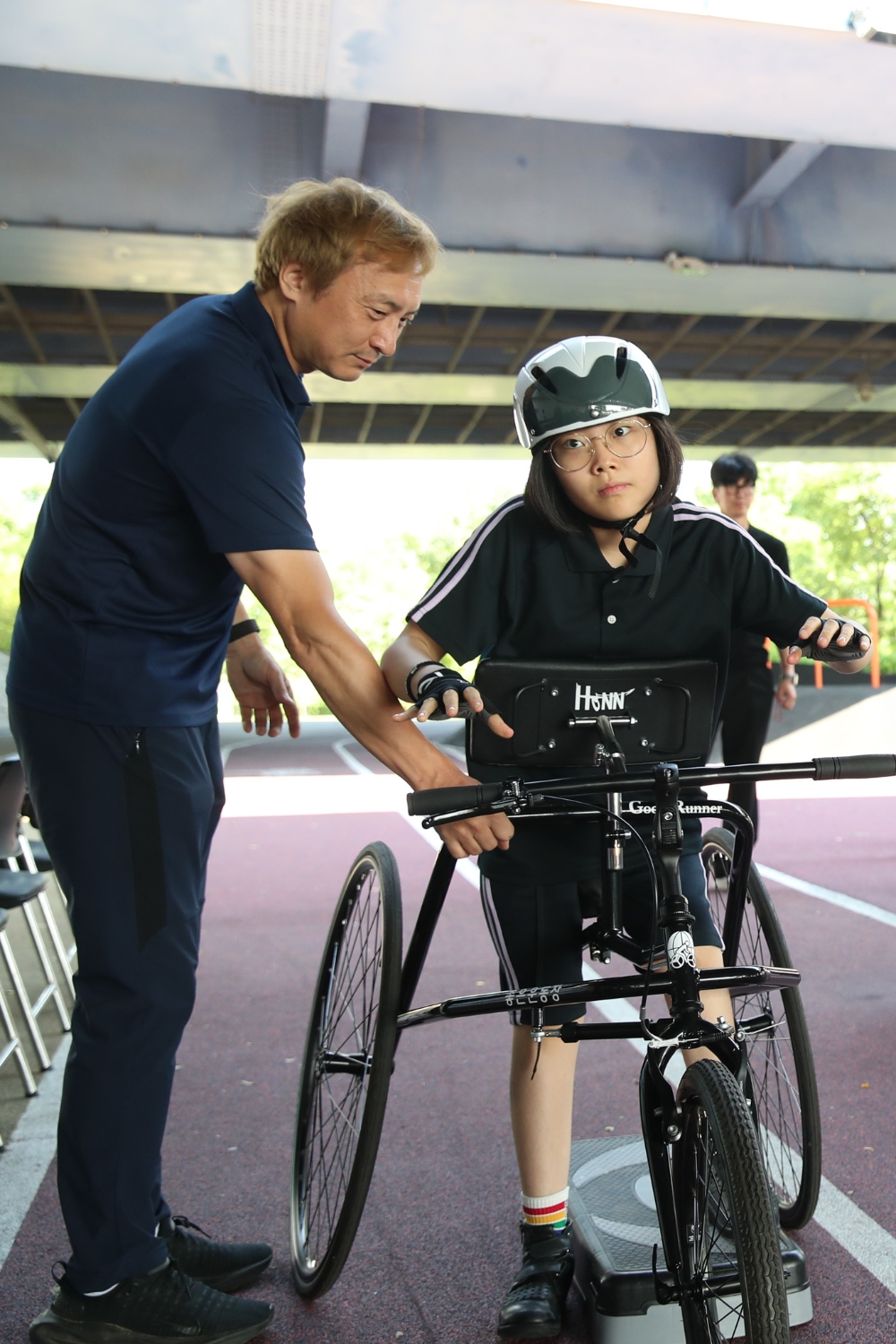 장애인 재활 체육 사회적 기업 ‘좋은운동장’과 함께 뇌병변 장애인의 프레임러닝 훈련을 진행하는 모습. 사진=LG전자