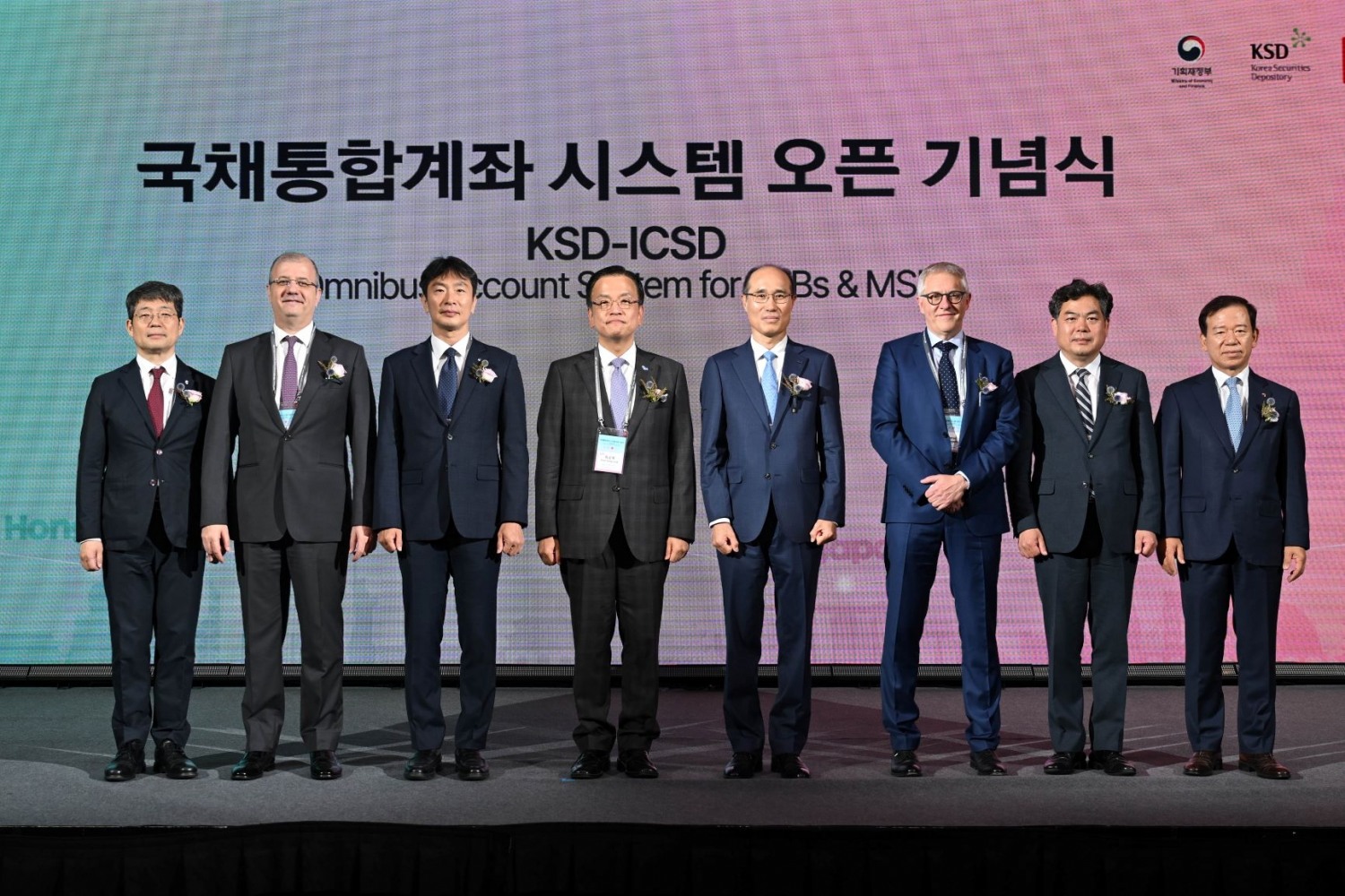 왼쪽부터 유상대 한국은행 부총재, Robert Tabet 클리어스트림 아태지역 대표, 이복현 금융감독원 원장, 최상목 부총리 겸 기획재정부 장관, 이순호 예탁결제원 사장, Peter Sneyers 유로클리어 CEO, 김태호 국세청 차장, 서유석 금융투자협회 회장. 사진=한국예탁결제원