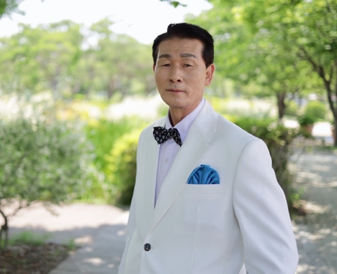 트로트가수로 데뷔한 전 의료법인 이사장 김용규 씨.