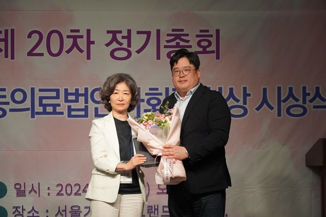 왼쪽부터 대한의료법인연합회 류은경 회장, 봉생기념병원 정연학 행정원장 (사진제공=봉생기념병원)