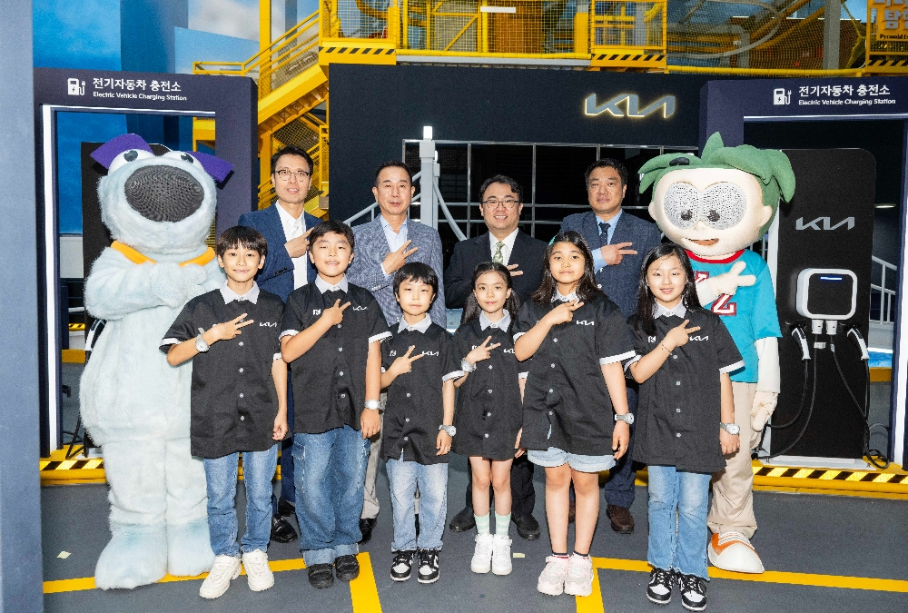 (왼쪽부터) 기아 국내마케팅실장 이동열 상무, 기아 국내사업본부장 정원정 부사장, MBC플레이비 이호윤 이사, 박창희 본부장이 키자니아 부산 기아 모빌리티 직업 체험관 개관식 행사에서 기념사진을 촬영하는 모습.(사진=기아)