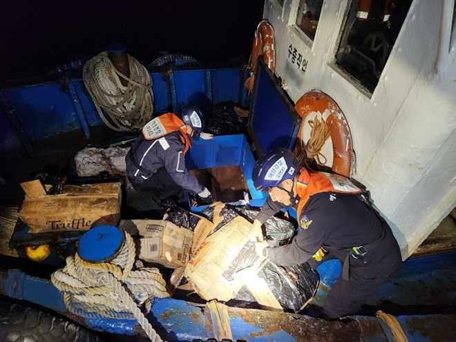 올해 2월 11일 설연휴 심야시간 러시아산 킹크랩 등 냉동 수산물 밀수선박 적발, 검문검색 모습.(제공=부산해경)