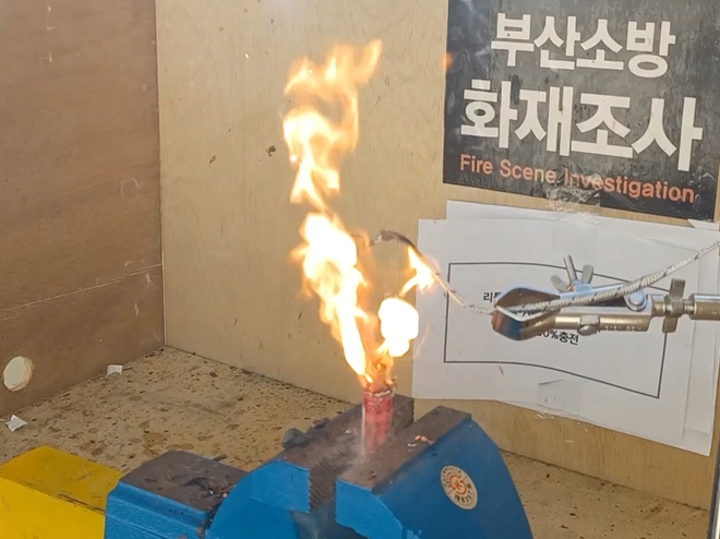 리튬이온배터리(방전) 발열장면(배터리 방전 시 최고온도 691℃).(제공=부산소방재난본부)