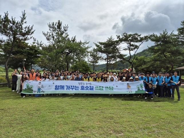 공공기관-나주시-시민과 지역상생 플로깅 캠페인 참여 기념 사진 전경.(사진=전력거래소)