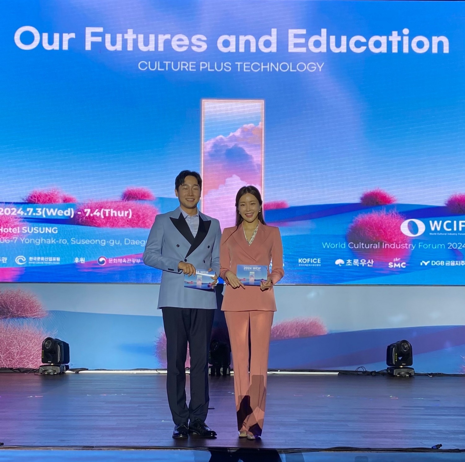 제 5회 세계문화산업포럼(WCIF)의 진행을 맡은 아나운서 김학준(왼쪽)과 서미소랑. 사진=세계문화산업포럼