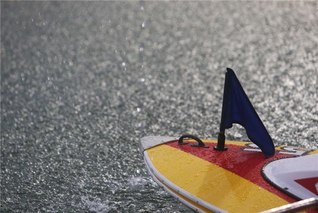 굵은 장대비가 내리고 있는 미사리 경정장 수면. (사진=국민체육진흥공단)