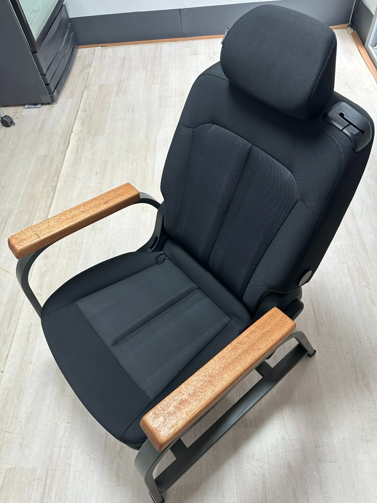 자동차 폐시트를 재활용해 제작된 소파.(사진=TS)