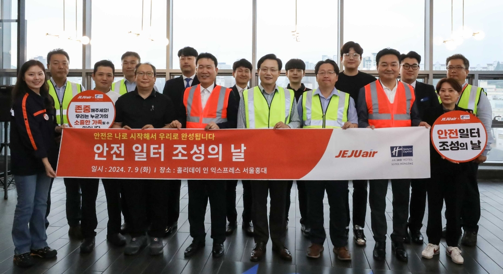 김이배 제주항공 대표이사(사진 앞줄 오른쪽에서 네번째)가 홀리데이 인 익스프레스 서울홍대에서 성수기 대비 근로자 안전보건 점검 브리핑을 마치고 제주항공 및 협력사 임직원과 기념 촬영을 하고 있다.(사진=제주항공)