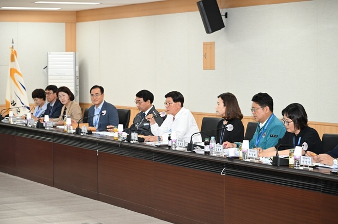 정종복 기장군수(우측 네번째)가 당정협의회에서 기장군 현안사업을 설명하고 있다.(사진제공=부산 기장군)