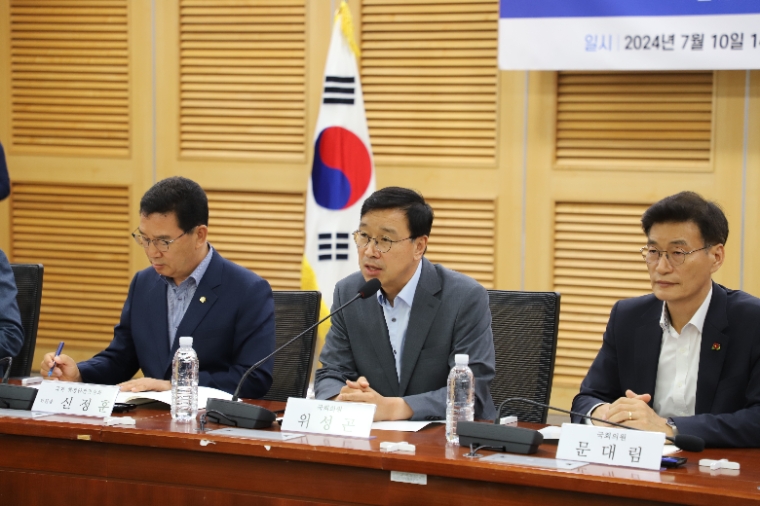 위성곤 (가운데) 국회의원 (사진=의원실)