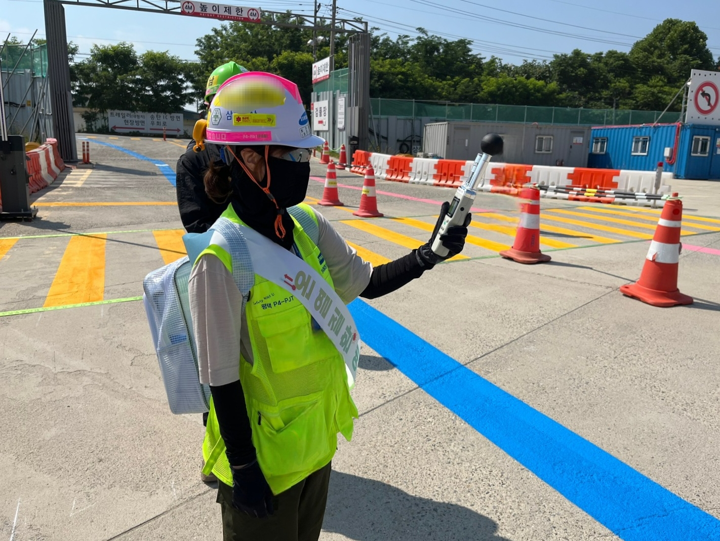 삼성물산 현장에서 온·습도를 직접 측정하고 있다.(사진=삼성물산 건설부문)