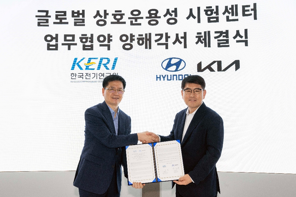 현대차•기아 R&D본부장 양희원 사장(오른쪽)과 한국전기연구원 김남균 원장(왼쪽)이 글로벌 상호운용성 시험센터 구축 및 운영을 위한 업무협약 체결 후 기념사진을 찍는 모습.(사진=현대자동차)