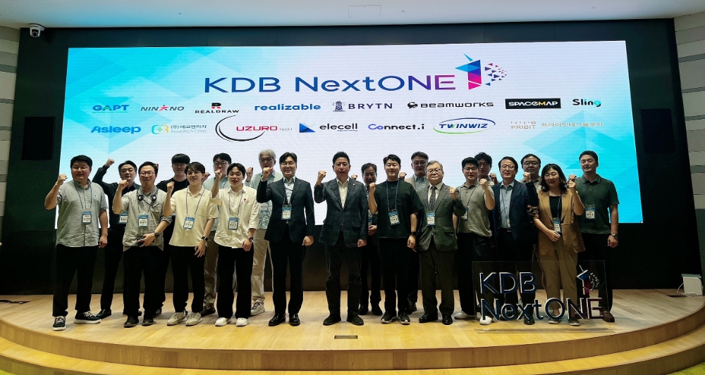 15일 산업은행 본점 IR센터에서 열린 KDB NextONE 9기 오리엔테이션에서 (첫째줄 여섯번째부터) 이준성 산업은행 부행장, 전화성 초기투자액셀러레이터협회장이 기념사진을 촬영하고 있다. 사진=KDB산업은행