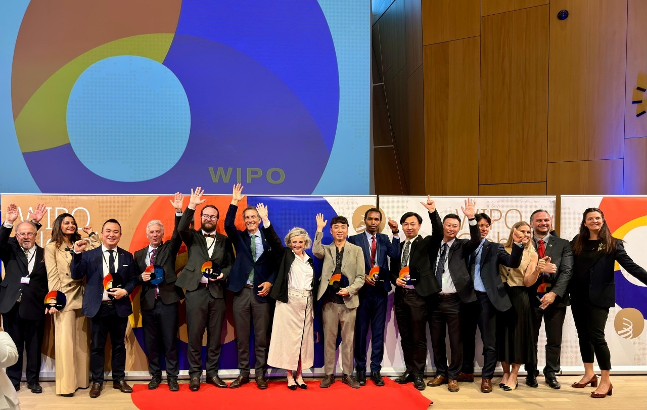 에이트테크 박태형 대표(가운데), 특허법률사무소 엘프스 이상열 대표변리사(우측 5번째). / 엘프스 제공