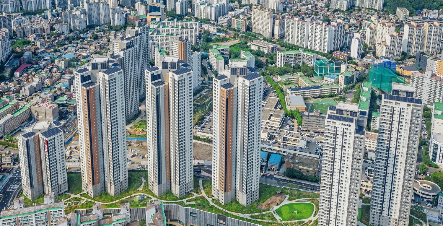 고척아이파크에는 옥상과 벽면에 태양광 패널이 설치되어 태양광 에너지를 활용하고 있다.(사진=HDC현대산업개발)