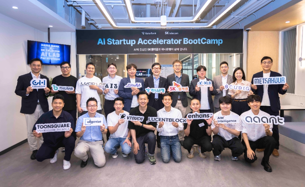 서울 코엑스에서 열린 발대식에서 강세원 SKT ESG추진 담당(뒷줄 오른쪽 다섯 번째)과 정재욱 하나은행 디지털신사업 본부장(뒷줄 오른쪽 여섯 번째)이 기념촬영을 하고 있는 모습. 사진=SK텔레콤