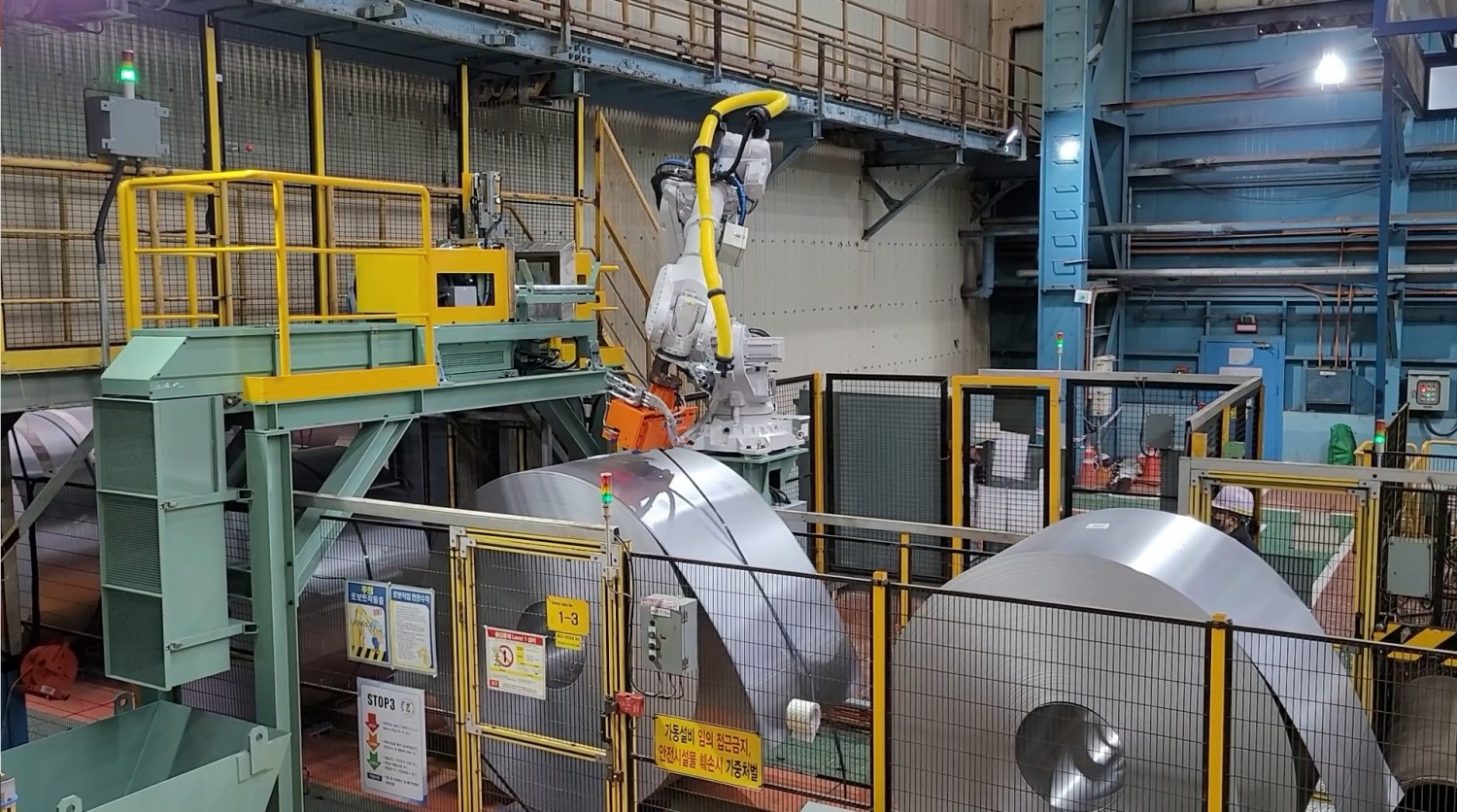 포스코DX와 포스코 포항제철소가 냉연 공정에 산업용 로봇을 적용해 철강 코일의 밴드 제거를 자동화했다.(사진=포스코DX)