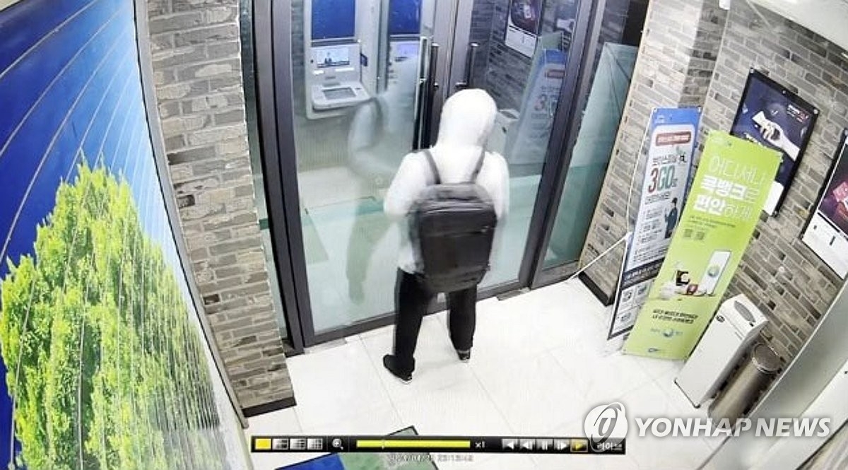 현금인출기 사전 답사하는 원주 특수강도 피의자.(사진=연합뉴스)