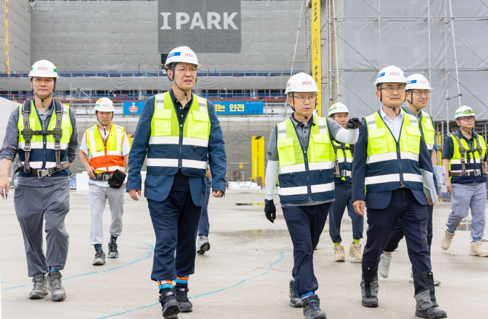 (왼쪽부터) 김윤호 고덕 아이파크 디어반 현장 소장, 박홍근 시공혁신단장, 조태제 HDC현대산업개발 대표이사, 박호종 시공혁신단 부단장.(사진=HDC현대산업개발)