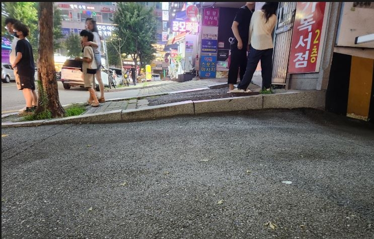 보행로의 턱이 놓아 휠체어나 유모차의 통행을 방해하고 있다.