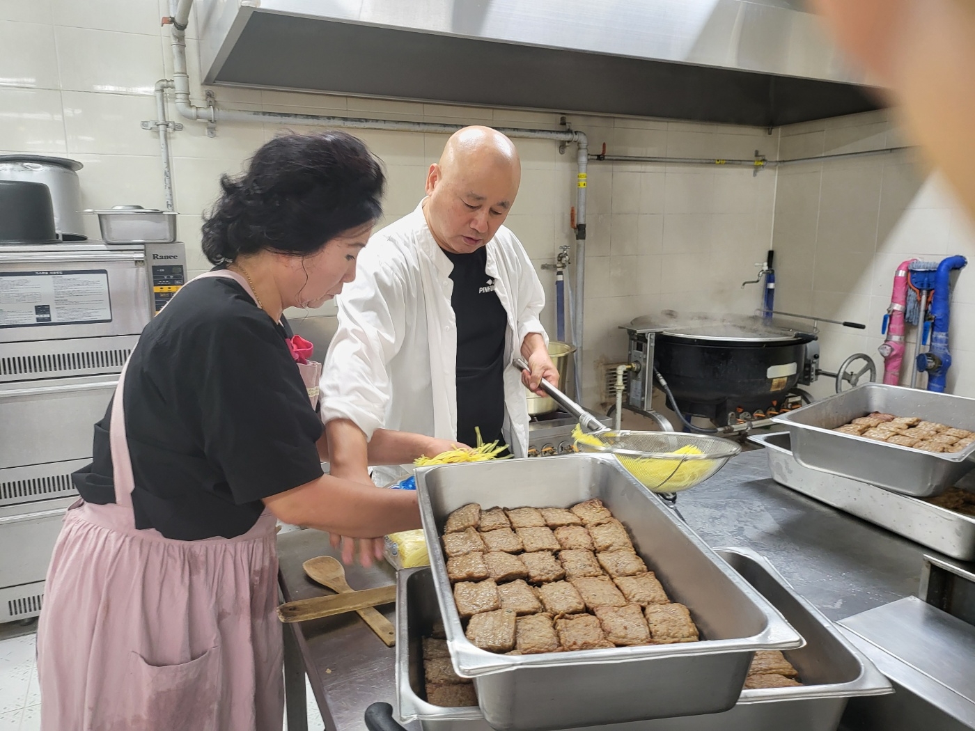 음식을 준비중인 짜장스님과 봉사자
