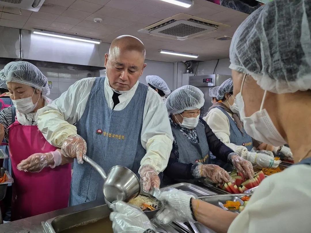 음식을 담고있는 짜장스님과 봉사자들