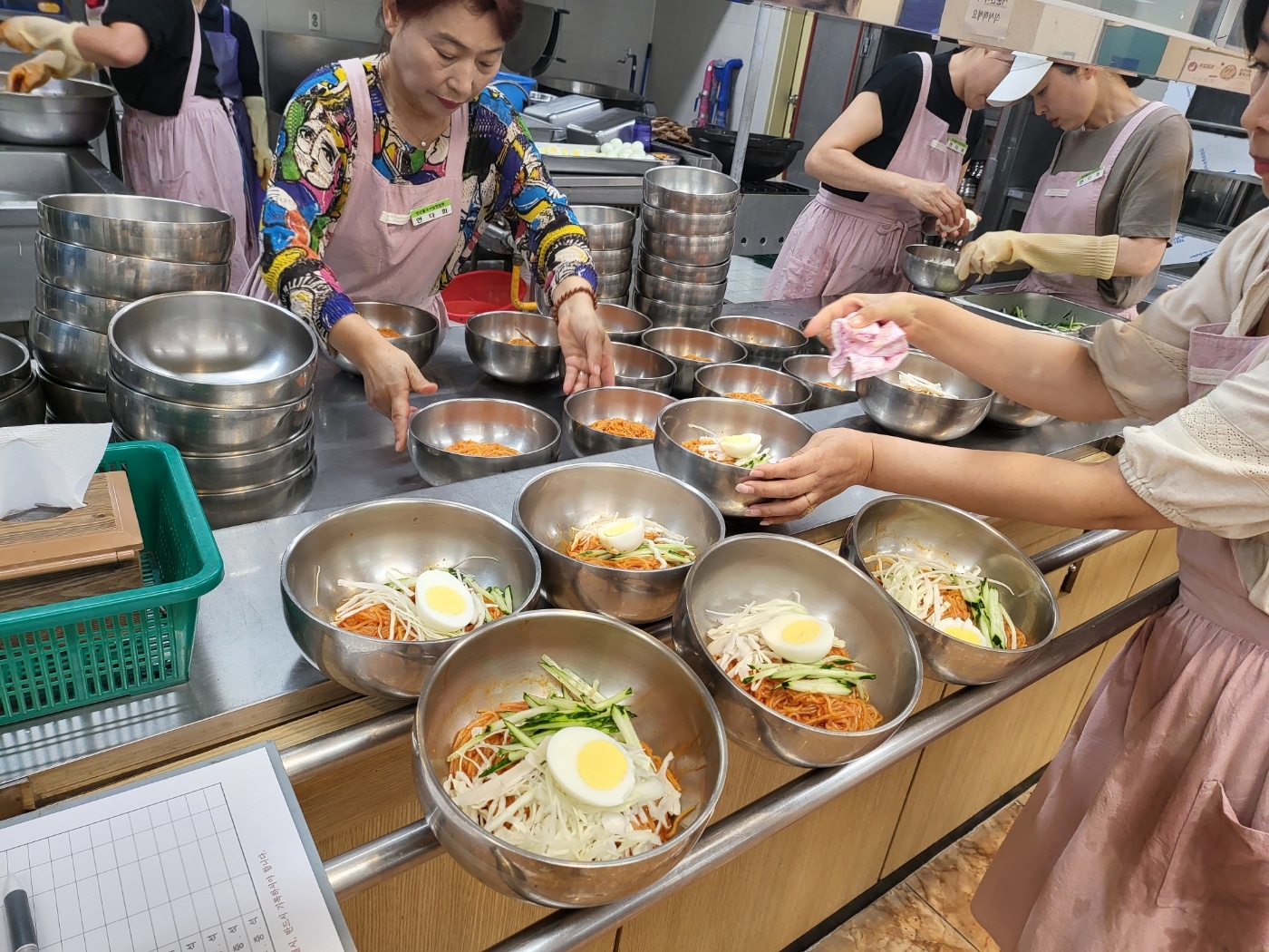 비빔국수를 담고있는 봉사자들