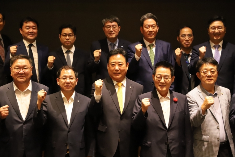 국회철강포럼 어기구 (가운데) 공동대표 (사진=의원실)
