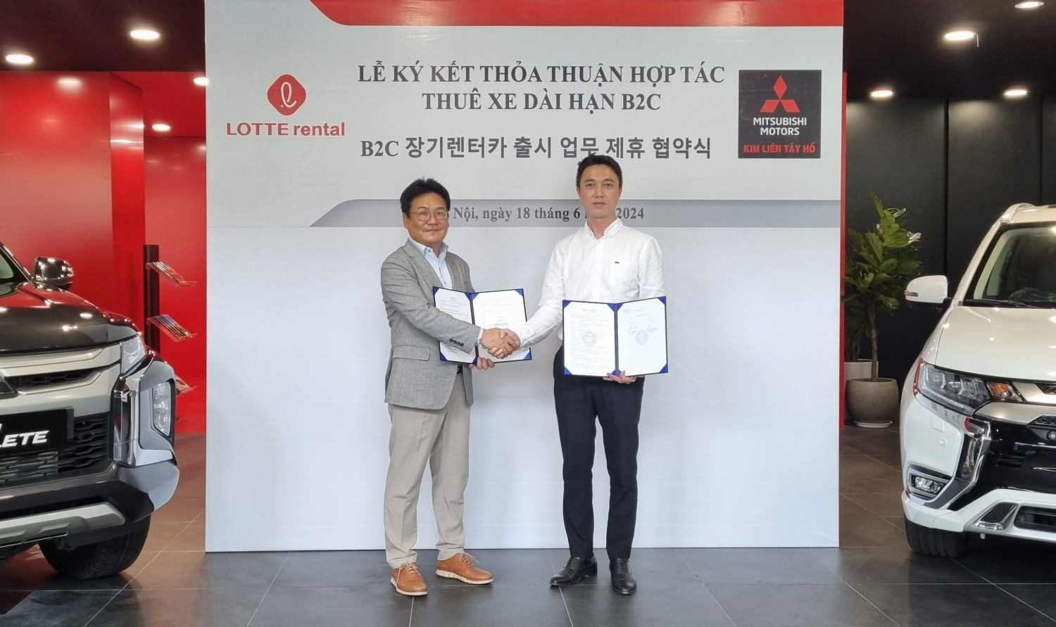 롯데렌탈과 킴 리엔 그룹(Kim Lien Group)이 미쓰비시 쇼룸에서 ‘B2C 장기렌터카 출시 업무 제휴 협약식’을 맺었다. (사진 왼쪽부터) 롯데렌탈 안성빈 베트남법인장과 미쓰비시 킴 리엔 응우엔 민 뚜안 부사장이 기념 촬영을 하고 있다.(사진=롯데렌탈)