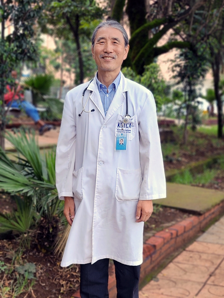 '우간다 백발의사' 유덕종 교수, 2024 JW성천상 수상