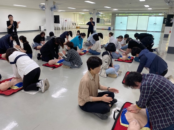 기장군보건소가 지역 주민들을 대상으로 찾아가는 심폐소생술 교육을 진행하고 있다.(제공=부산 기장군)