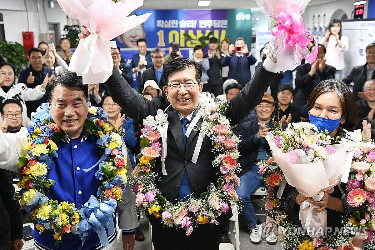 꽃다발 들고 기뻐하는 이상식 후보.(사진=연합뉴스)