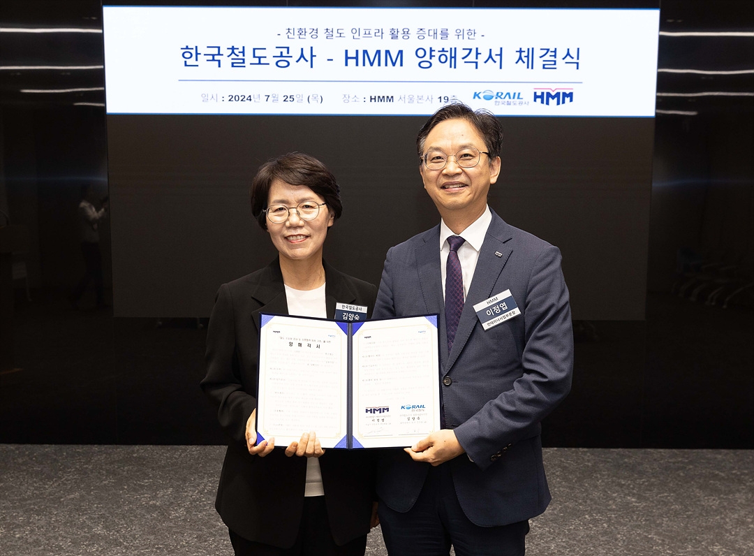 (왼쪽부터) 김양숙 코레일 물류사업본부장, 이정엽 HMM 컨테이너사업부문장.(사진=코레일)