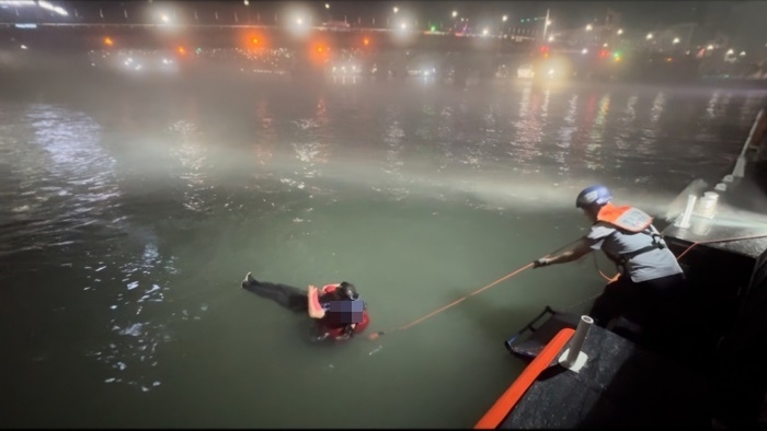 익수자를 구조해 연안구조정으로 안전하게 이동중이다.(제공=부산해경)