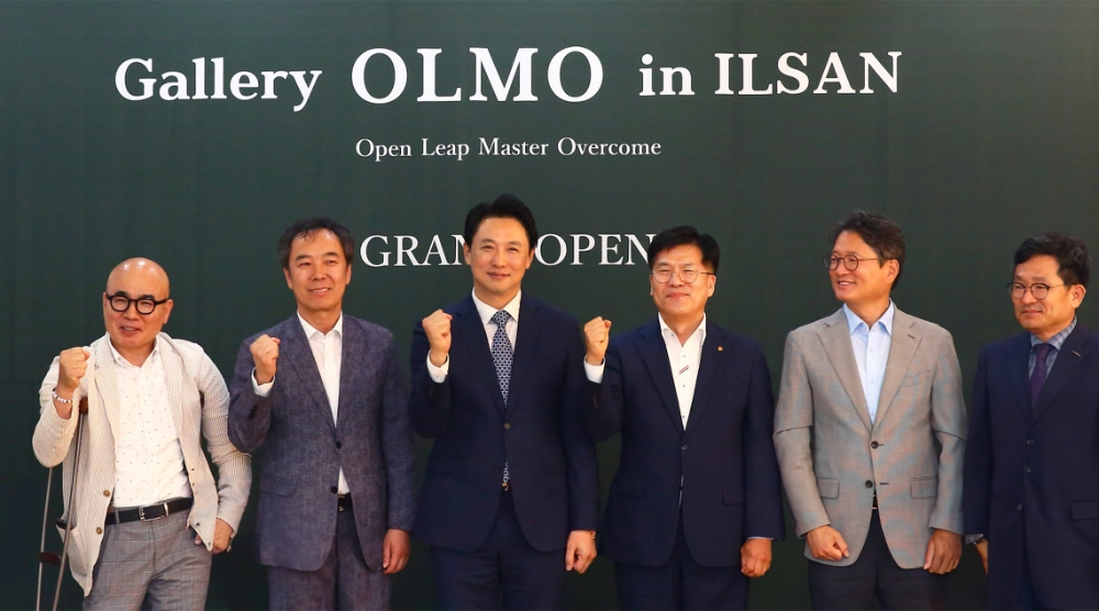 올모 김현종 서울경기대표(좌측에서 세번째)와 ㈜한화 건설부문 전창수 인사지원실장(좌측에서 네번째)을 비롯한 관계자들이 올모일산 오픈식에 참석해 기념사진을 촬영하고 있다.(사진=한화)