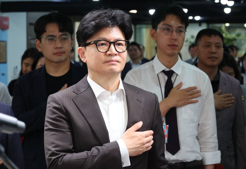국민의힘 한동훈 대표가 26일 오전 서울 여의도 중앙당사에서 열린 사무처당직자 월례조회에서 국민의례를 하고 있다. 사진=연합뉴스