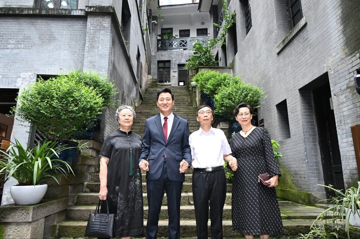 오세훈, 충칭 대한민국 임시정부 청사 방문... 독립유공자 후손 면담
