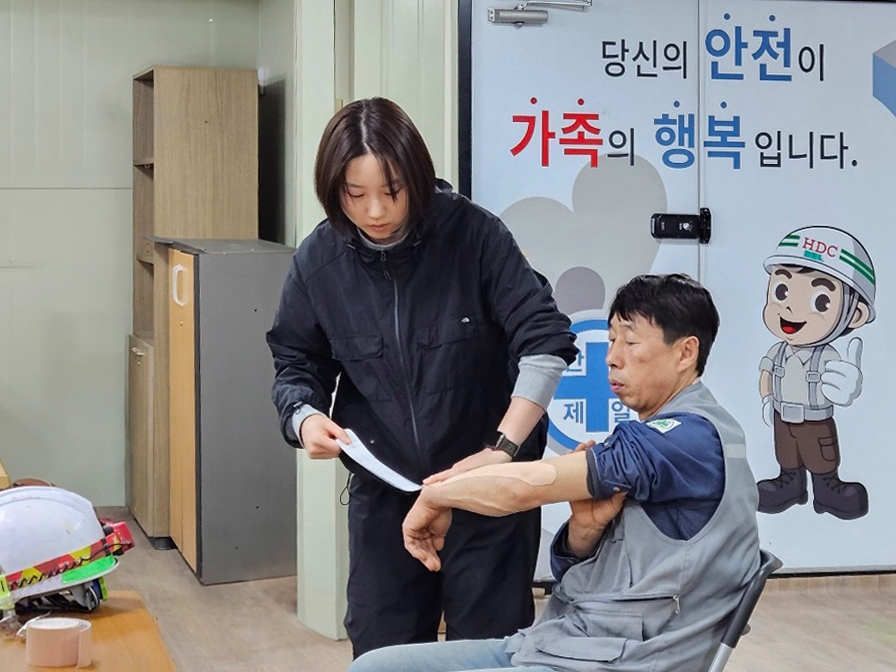HDC현대산업개발은 근골격계질환 예방을 위해 올해 상반기부터 전문강사를 통한 테이핑 교육을 진행(이문아이파크자이 현장)하고 있다.(사진=HDC현대산업개발)