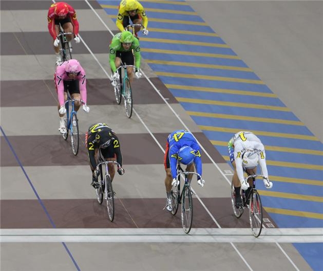 광명스피돔에서 출전 선수들이 결승선을 앞두고 전력을 다하고 있다.(사진=국민체육진흥공단)