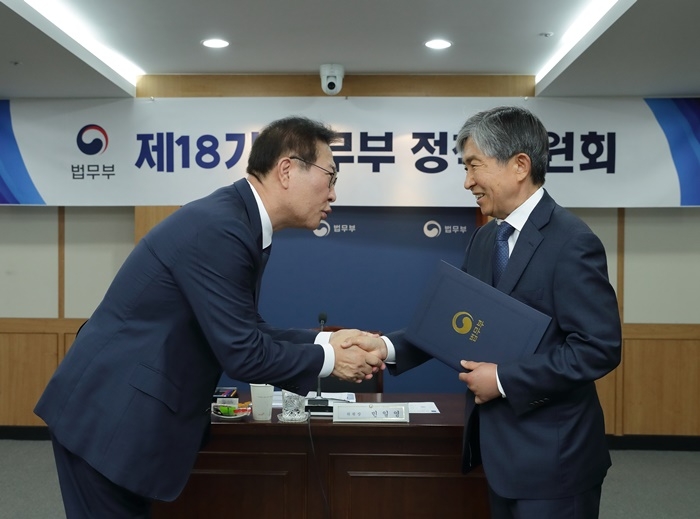 박성재 법무부장관(왼쪽)이 민일영 위원장에게 위촉장을 수여하고 악수를 나누고 있다.(사진제공=법무부)