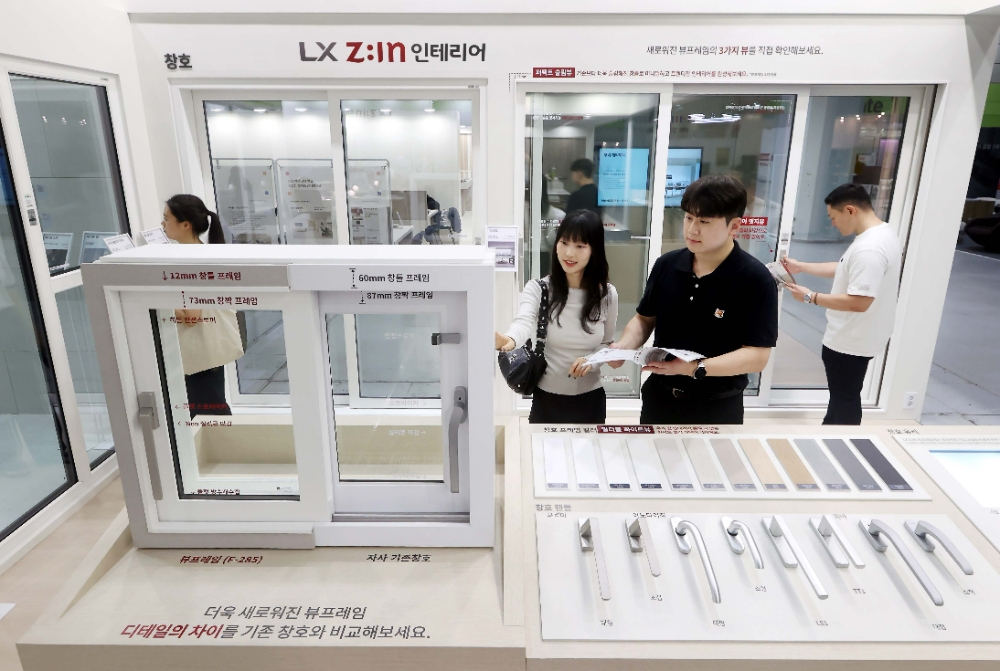 '2024 코리아빌드위크(코엑스)' LX하우시스 전시관 방문객들이 기존 대비 창호 프레임 두께를 대폭 줄인 신제품 '뷰프레임 창호'를 살펴보고 있는 모습.(사진=LX하우시스)