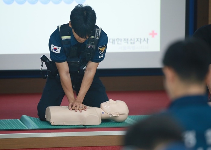 서울 강북경찰서에서 경찰관들이 대한적십자사 응급처치 교육을 받고 있다. (제공=대한적십자사 서울특별시지사).