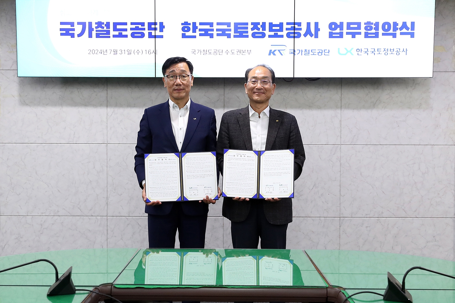 LX 어명소 사장(왼쪽)과 국가철도공단 이성해 이사장이 지난달 31일, KR수도권본부(서울)에서 ‘철도건설 및 지적․국토정보분야 상호협력을 위한 업무협약’을 체결 후 기념촬영을 하고 있다.(사진=LX한국국토정보공사)